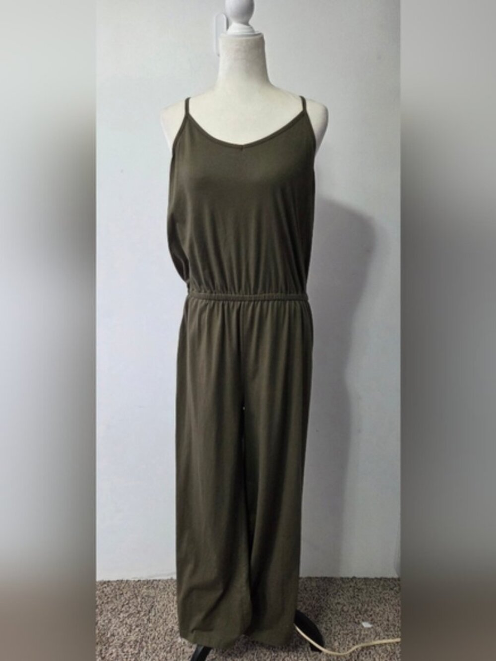 Casual Olive Green Jumpsuit with Relaxed Fit and Scoop Neckline